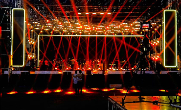 Los focos NOWLIT QR-B295 Beam iluminan un evento en Nigeria.